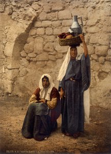 نساء عربيات يحملن أوعية لبن ، القدس ، 1880-1900 (فوتوكروم)